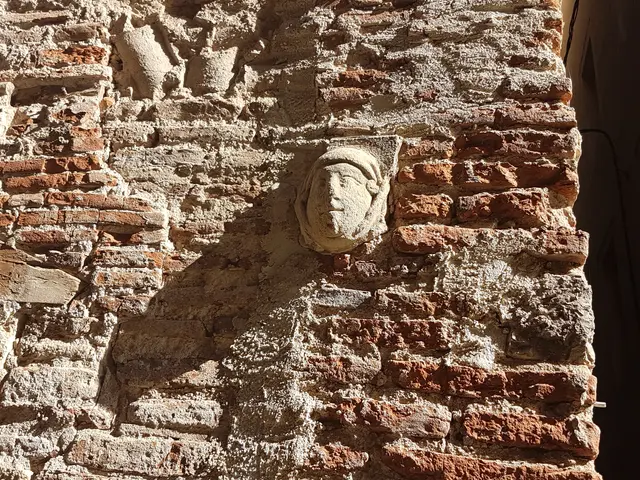 femme rue Saint-James.jpg