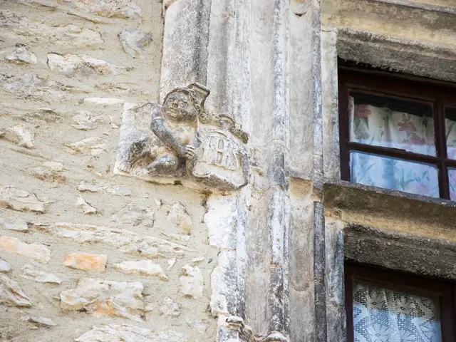 Ange sculpté sur une fenêtre à Saint-Cirq-Lapopie © Lot Tourisme - C. Novello-2.jpg