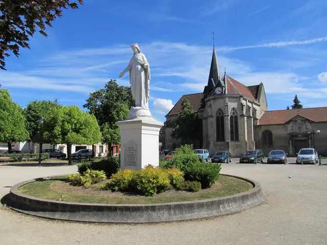 2-3 la Noue Place de la République Eglise St Martin et Vierge@ coll OT Lac du Der.JPG
