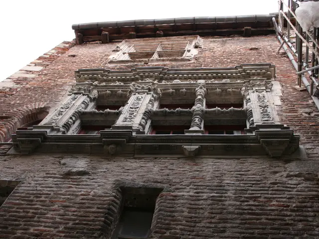 Maison Renaissance rue Bergougnoux détail fenêtres. Photo E.Carrère ville de Cahors.jpg