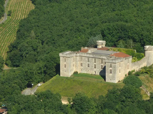 Vue aérienne du château de  Grézels--Lot Tourisme-ECAV aviation-Michel Bernard.jpg