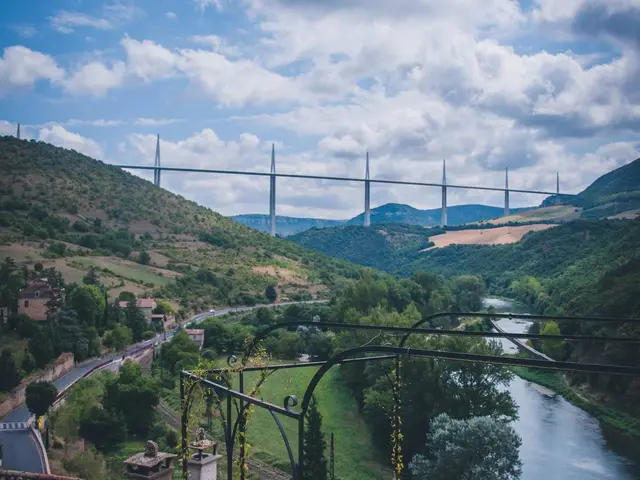 Le Viaduc de Millau vu de Peyre crédit OT Millau Grands Causses.jpg