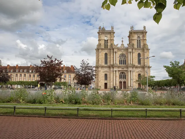 Collegiale_Vitry_le_Francois.jpg