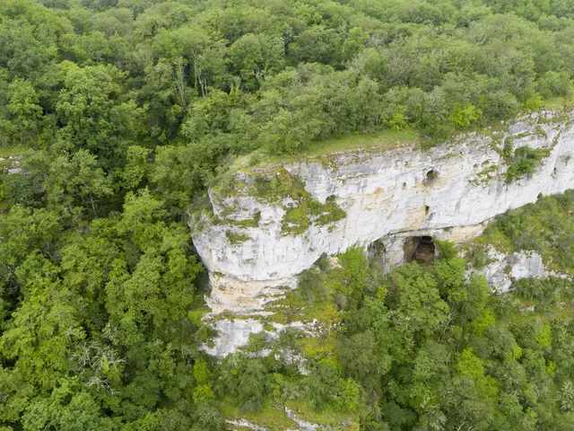VUE PRINCIPALE_La grotte de Roque-Fumade vue du ciel©Département du Lot.jpg