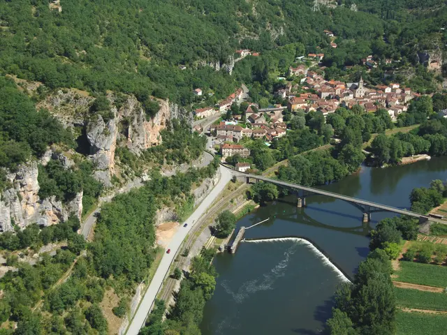 Vue aérienne de Vers--Lot Tourisme-ECAV aviation-Michel Bernard.jpg