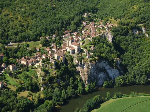 Vue aérienne de Saint-Cirq-Lapopie--Lot Tourisme-ECAV aviation-Michel Bernard-2.jpg