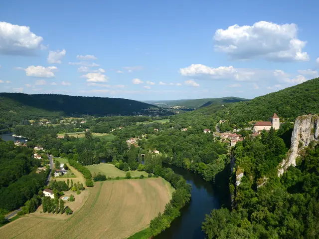 Saint-Cirq-Lapopie sur la Vallée du Lot - Lot Tourisme - CRT Midi-Pyrénées, P. THEBAULT -001.jpg
