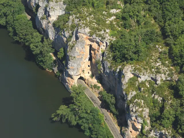 Vue aérienne de la Vallée du Lot et du chateau des Anglais--Lot Tourisme-ECAV aviation-Michel Bernard.jpg