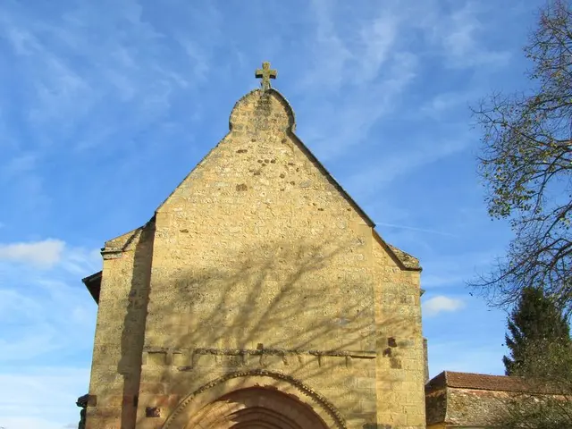 Cendrieux-et-son-eglise.JPG