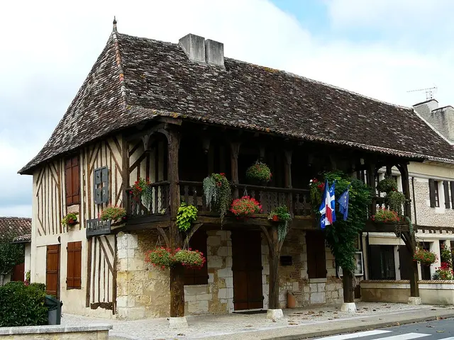 Saint-Laurent-des-Hommes-mairiePere-igor.JPG