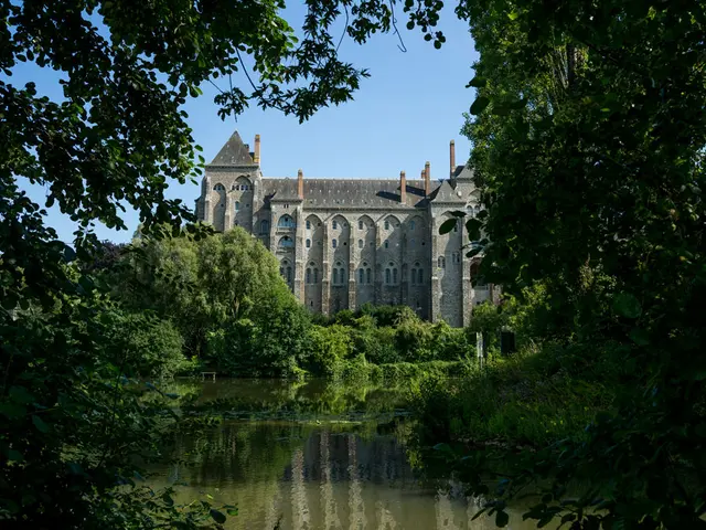 vallee-de-la-sarthe-Juigne-Abbaye-de-Solesmes-ITI72.jpg