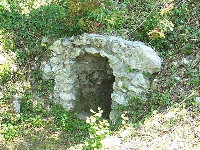Fontaine-de-la-Roche.jpg