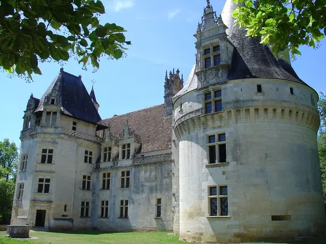 Le-chateau-de-Puyguilhem.JPG