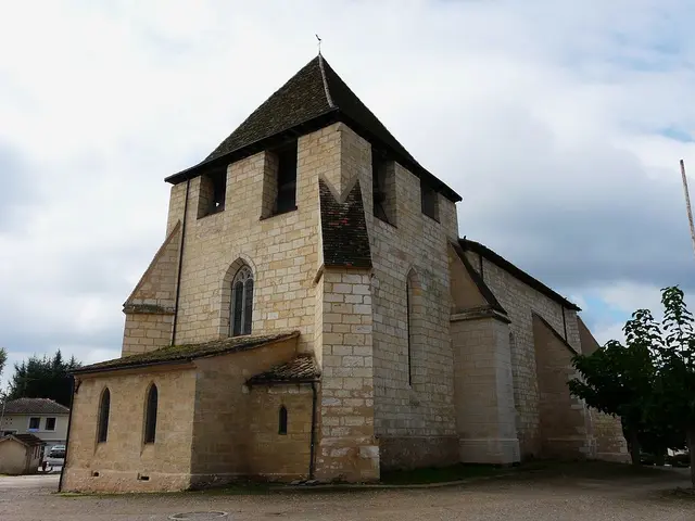 Saint-Laurent-des-Hommes-eglisePere-Igor.JPG