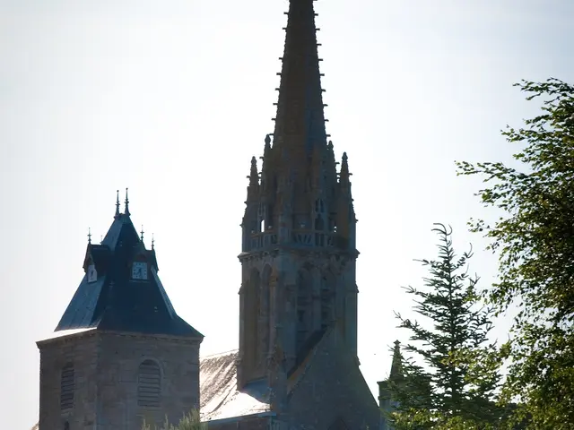 L-eglise-Saint-Pierre-Saint-Paul-Bazouges-la-Perouse.jpg