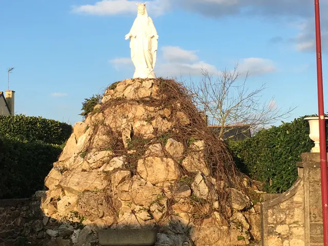 La-Vierge-de-la-Bosse---Saint-Suliac----SMBMSM.jpg
