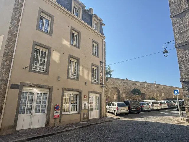 Rue-de-la-Crosse-Manoir-des-Abeilles--2-.jpg