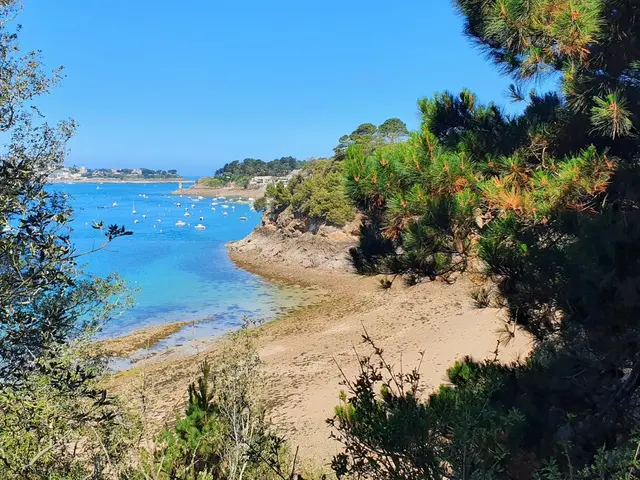 Vue-du-GR-34---Les-Corbieres---Saint-Servan--Saint-Malo-SMBMSM-3815-1200px.JPG