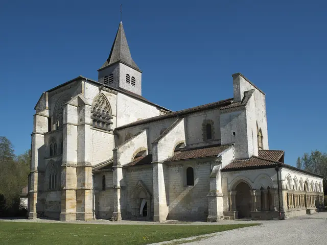 Saint-Amand-sur-Fion_Église_Saint-Amand_974-wikimedia.jpg