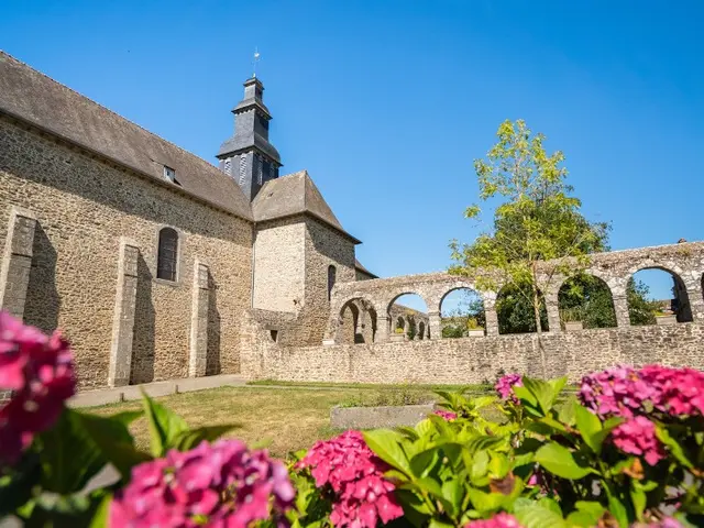 Abbaye-du-Tronchet---Le-Tronchet-Thibault-Poriel-5076-1200px.JPG