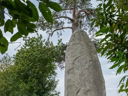 Menhir-de-la-Butte--Rodolphe-Marics.jpg