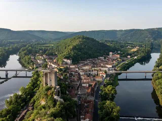 Vue drone de Luzech © Lot Tourisme - Cyril Novello 220617-080107.jpg