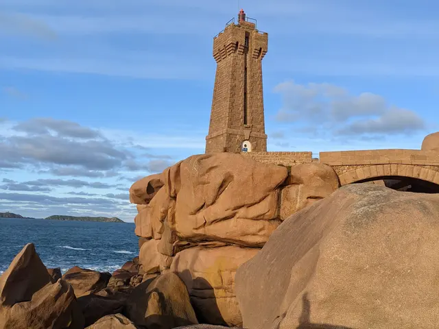 Le-Phare-de-Men-Ruz-a-Ploumanac-h.jpg