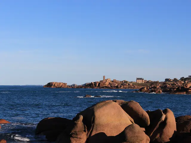 Vue-Ploumanac-h-depuis-Ile-Renote.JPG