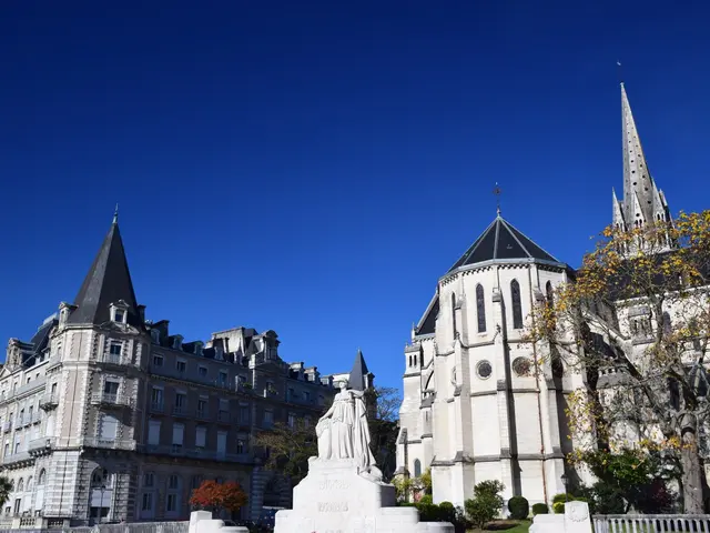 Eglise-et-square-Saint-Martin.jpg