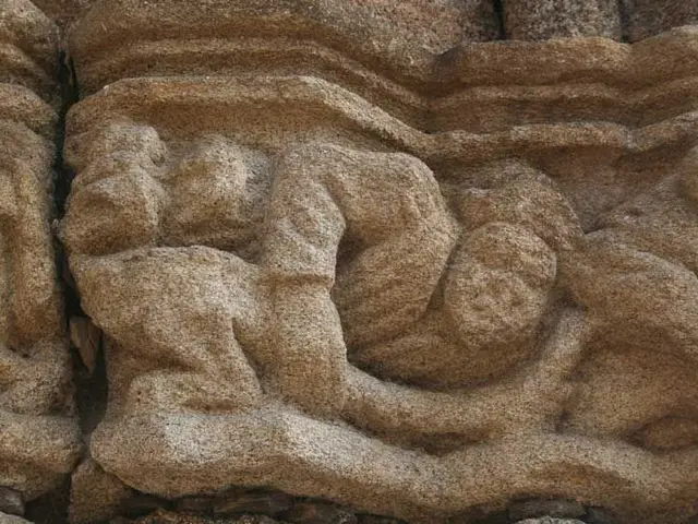 Frises-du-portail-de-l-eglise-bussiere-Boffy-2.jpg