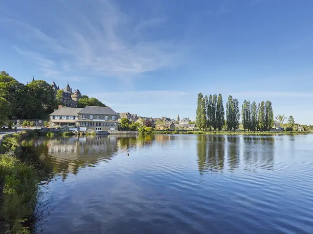 Vue-sur-le-Chateau-depuis-le-lac-Tranquille-Combourg--A-Lamoureux-validite-31102030.jpg