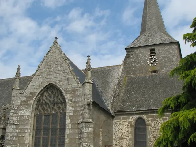 Eglise-de-Saint-Pierre-de-Plesguen-clocher-et-transept-sud.jpg