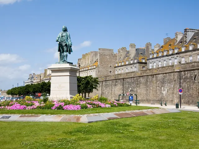 Statue-de-Mahe-de-la-Bourdonnais---Saint-Malo--Philippe-Josselin.jpg