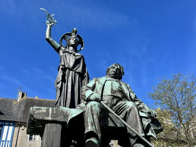 statue-ernest-renan-treguier-1.jpg