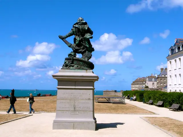 Statue-de-Jacques-Cartier-au-Bastion-de-la-Hollande----Indigo-Communication.jpg