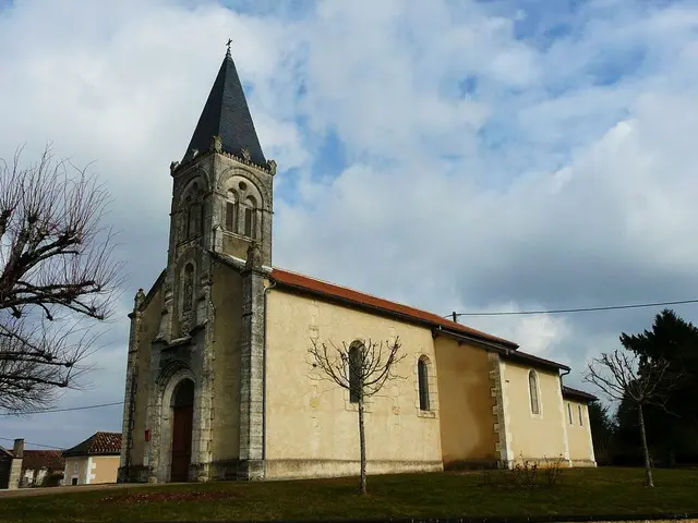 1024px-Eglise-Neuve-de-Vergt-eglise.jpg