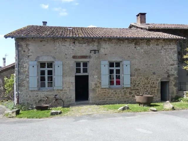Ecole-communale-de-Montrol-Senard.JPG