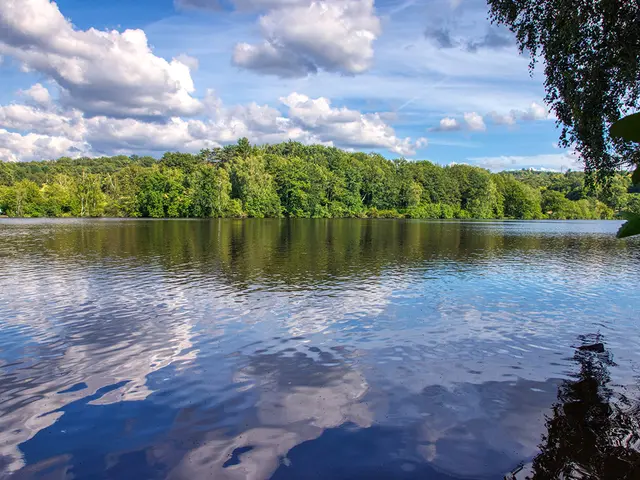 BESSINES-Lac-Sagnat-sirtaki---Rene-Mathieux-2-.jpg