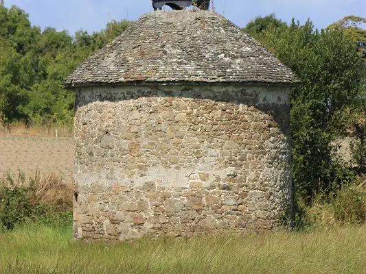 Pigeonnier-du-Vieux-Chatel.JPG