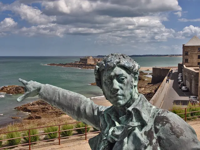 Statue-Robert-Surcouf----Saint-Malo---W.Berre.jpg