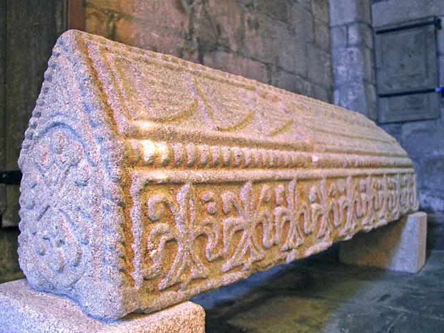 RAZES-Eglise-Pierre-tombale---CBC-SIT.jpg