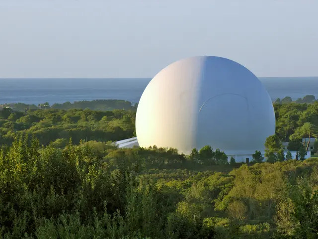 Plemeur-bodou-2011-04-cite-des-telecoms-bernard-begne.jpg