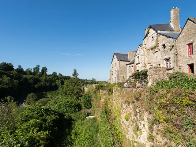 Moncontour-0000-00-village-emmanuel-berthier-2.jpg