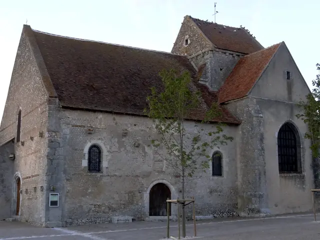 Église_Saint-Lubin_d'Averdon_1.jpg