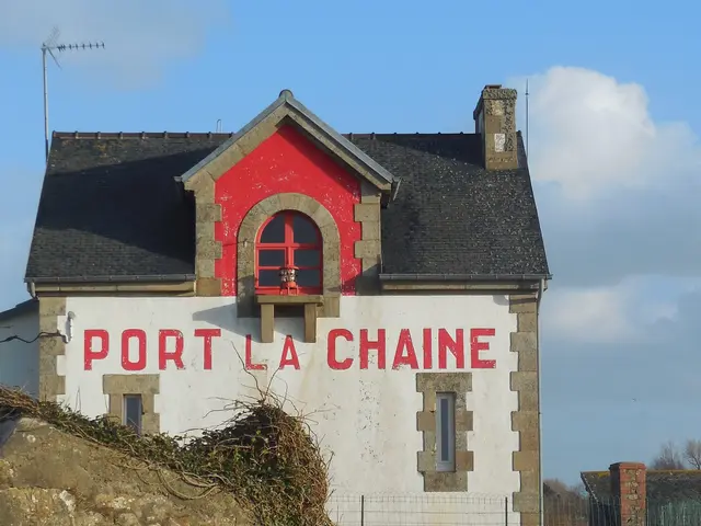 maison-phare-Port-la-Chaine-redim.jpg