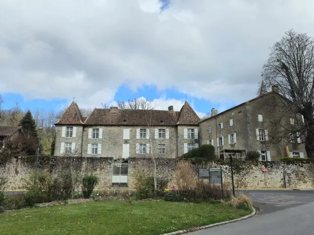 Chateau-de-la-Robertie-de-Marval-1.jpg