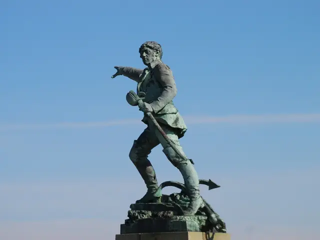 -j-c-Bourniche---Statue-de-Surcouf-et-ciel-bleu.jpg