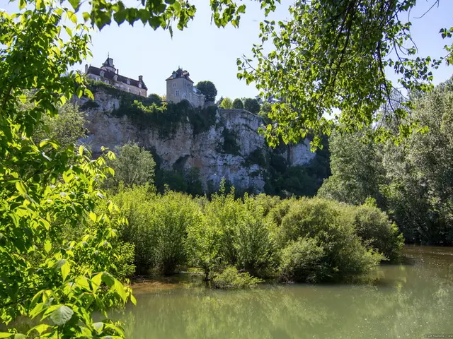 Sous le câteau de Belcastel © Lot Tourisme C. Novello 150507-164154_800x540.jpg