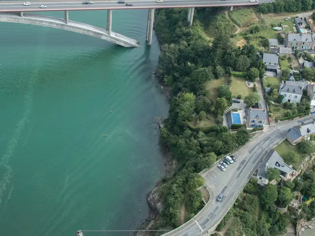 Vue-aerienne-sur-la-Rance---Ponts-Chateaubriand-et-St-Hubert-Yann-Langevin-13774.JPG