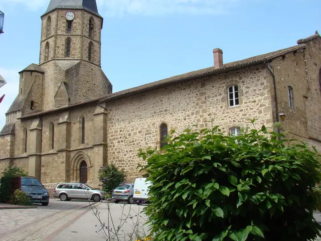 Rochechouart-eglise.JPG